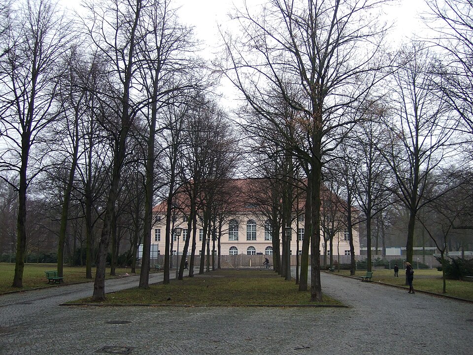 Schloss Schönhausen mit Zufahrt im Berliner Bezirk Pankow